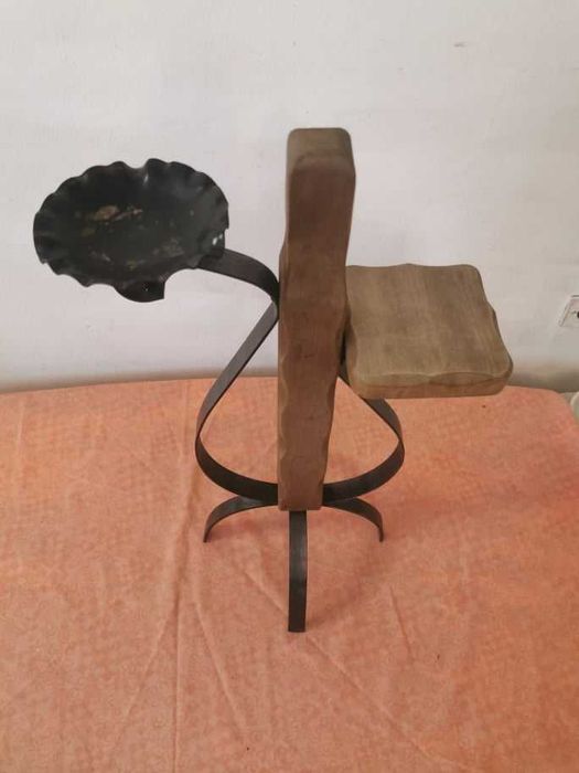 Scrumiera pe suport de flori