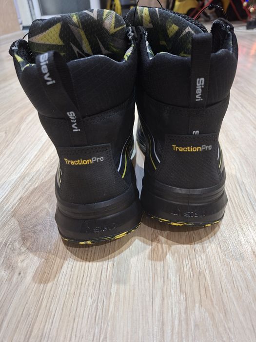 Работни дрехи и обувки