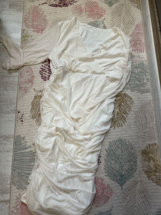 Продавам два коледни пуловера и две красиви рокли