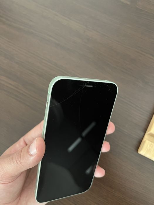 Продавам iPhone 12 – 64GB, с кутия!