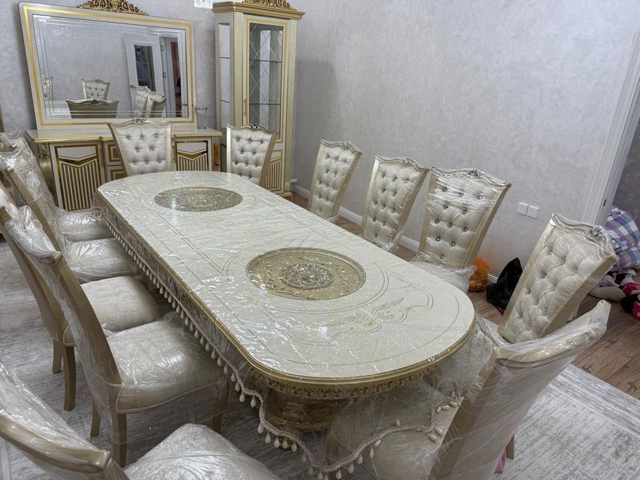 Продам новый стол и стулья для зала