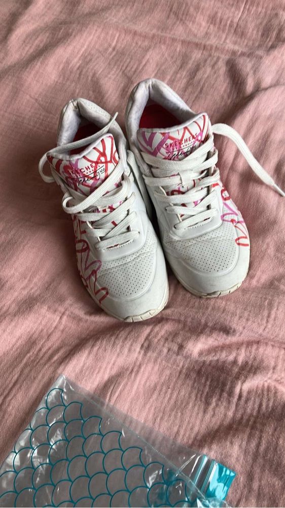 Sketchers маратонки 38 номер червени сърца