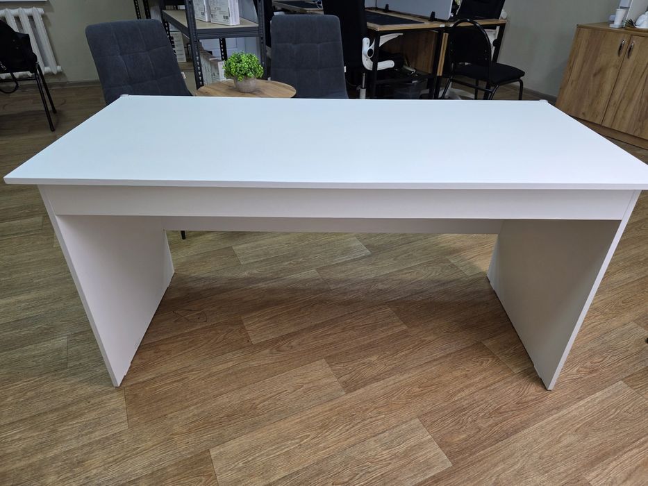 Продам белый стол компьютерный для дома и офиса