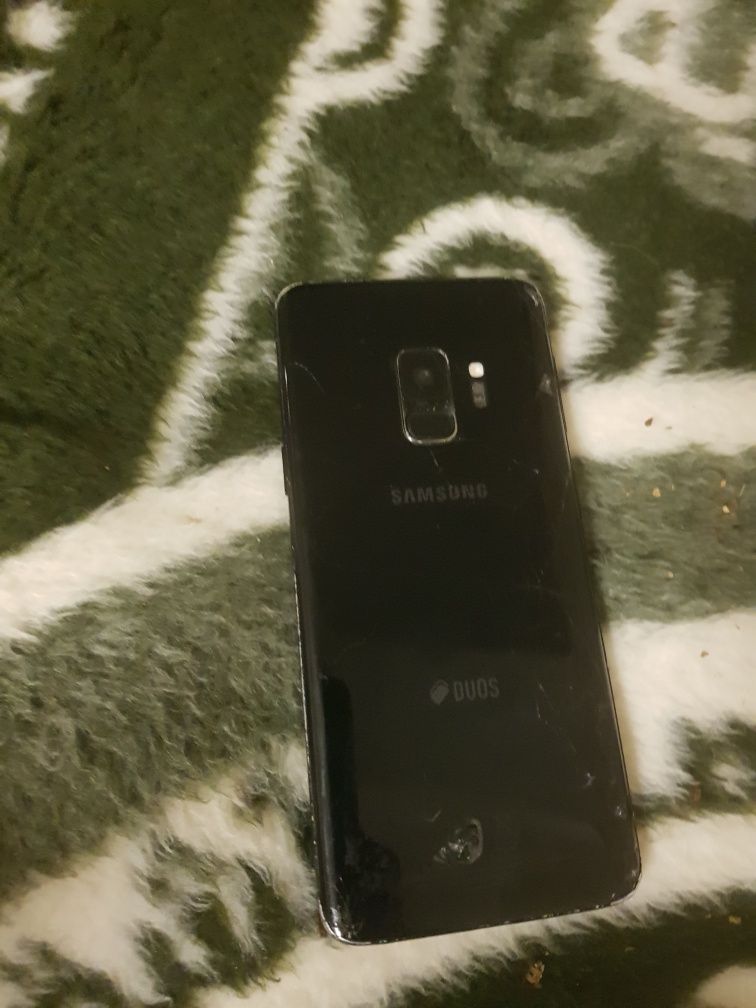 Telefon samsung s9 telefonul nu are nicio defecțiune este putin spart