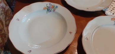 Български порцеланови чинии в много добро състояние