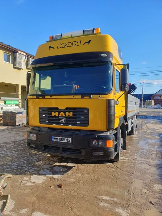 Camion MAN cu macara
