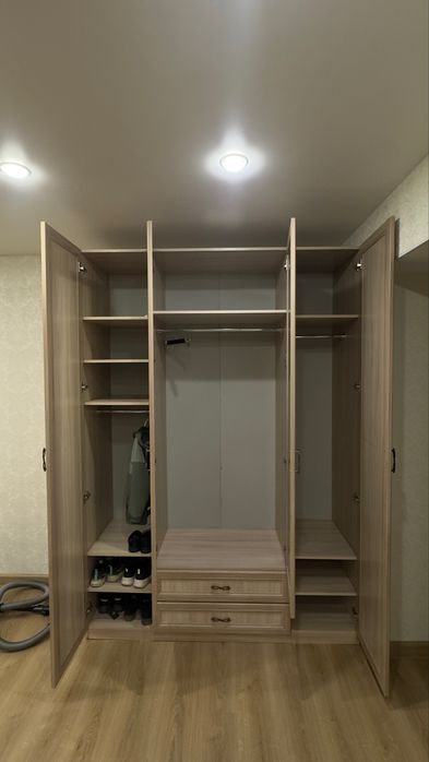 Шкаф в прихожую или спальню