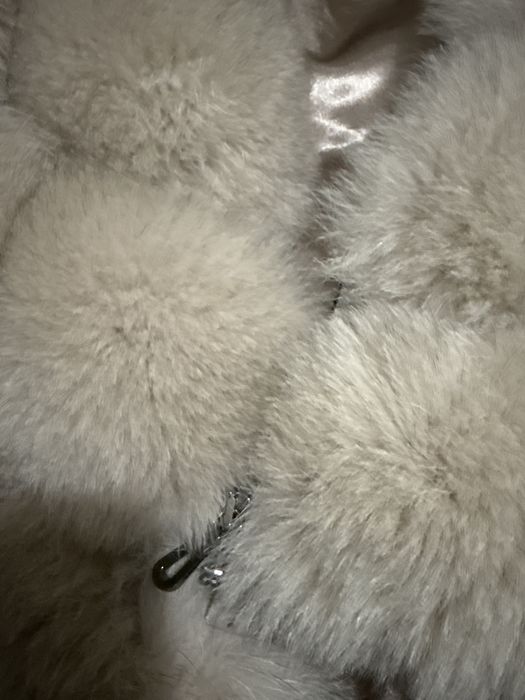 Елек от лисица много гъст косъм с цип и джобчета.