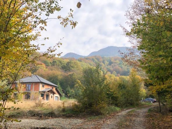 Casa-Teren la vanzare, vecin Masivul Postavaru si 10km de Paraul Rece.