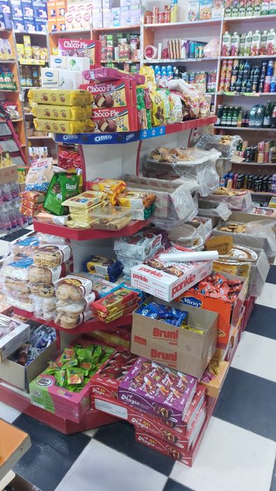 Урганч шахар марказида акрил полка сотилоди