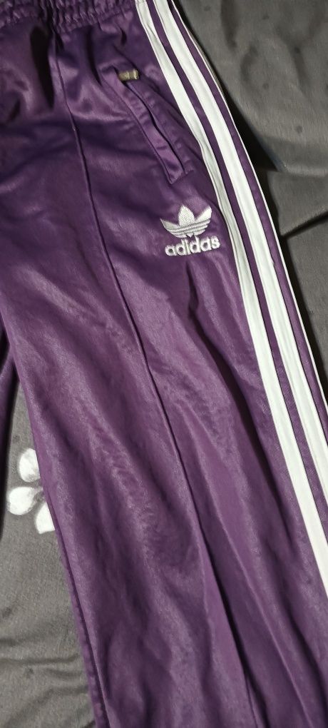 Vând pantaloni adidas