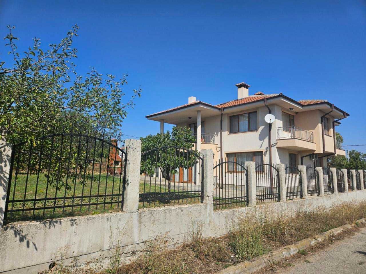 Чудесна двуетажна къща в село Баня