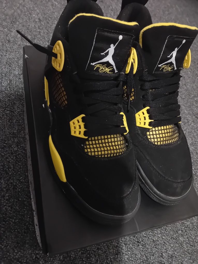 Jordan 4 black yellow thunder