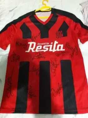 Tricou cu autografe CSM Resita -- Banii merg la un baiat bolnav.