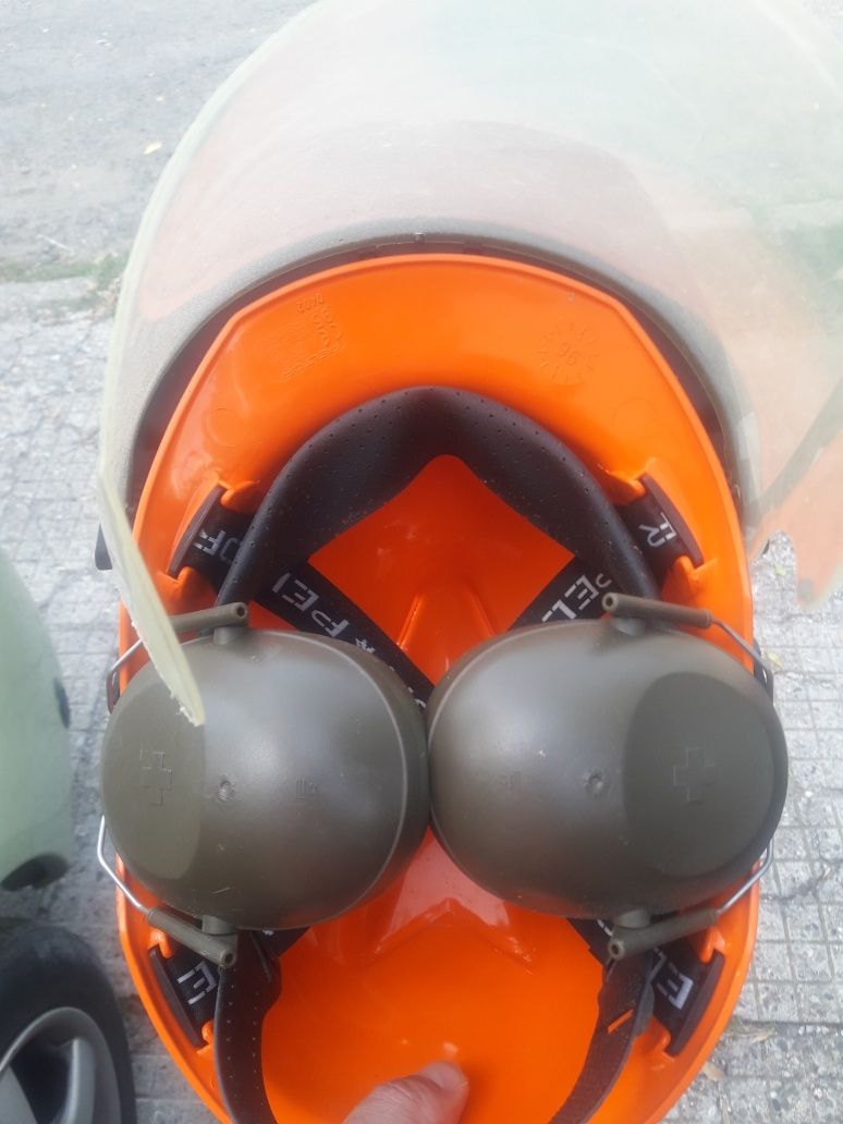 Предпазен шлем с анти шум шлушалки