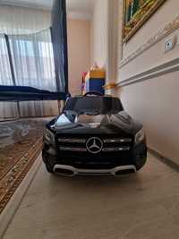 Электромобиль Mercedes-Benz на пульте управления