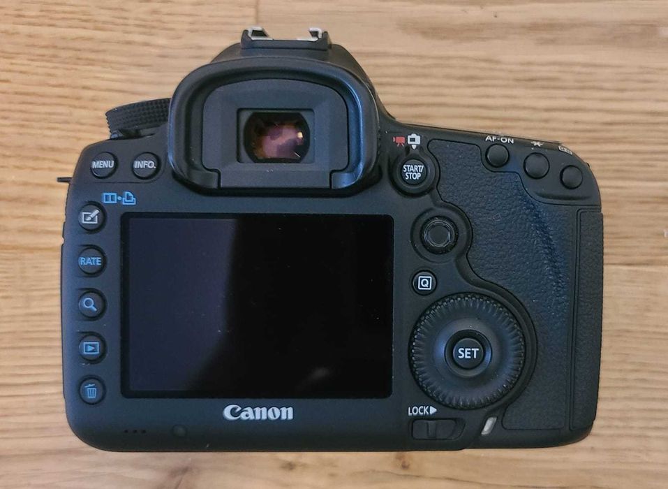 Canon 5D Mark III doar 3500 cadre cu obiectiv 24-105 mm și CF 128 GB