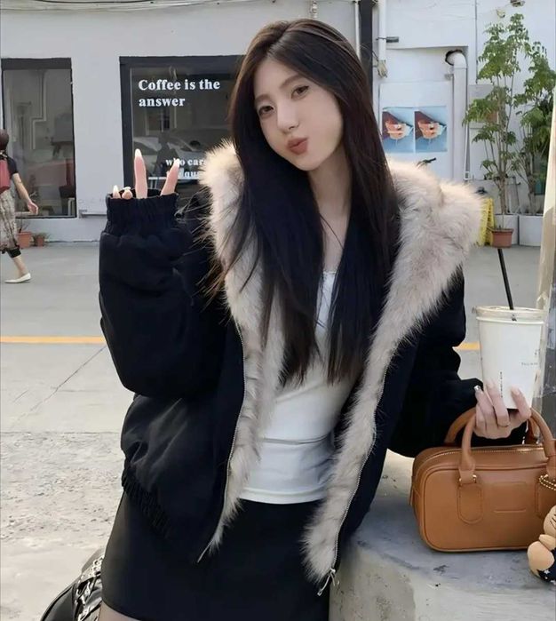 Женская куртка в стиле y2k.