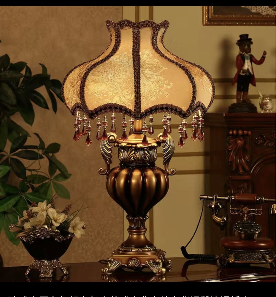 Торшер , светильник , лампа с абажуром .