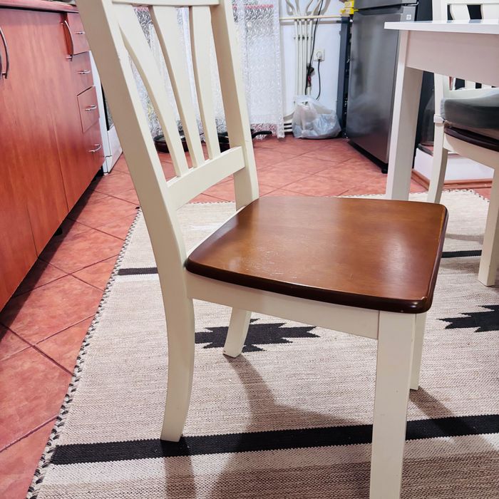 Vând set bucătărie  masă extensibila și 4 scaune