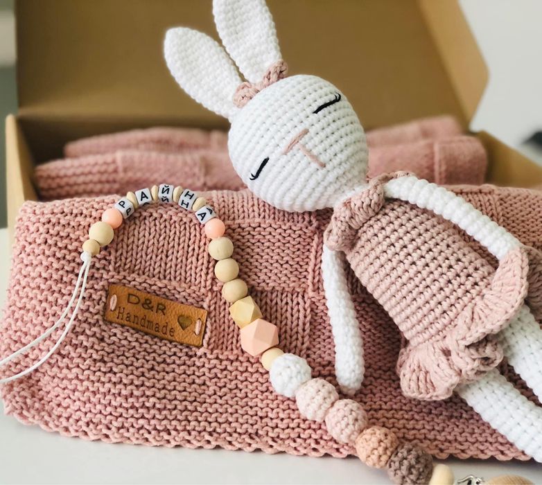 Ръчно плетени дрънкалки, клипс за биберон, зайки