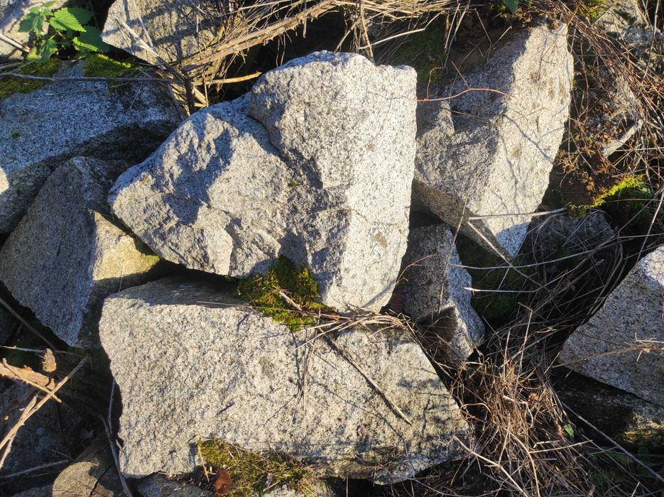 Vând piatra cioplita( granit)