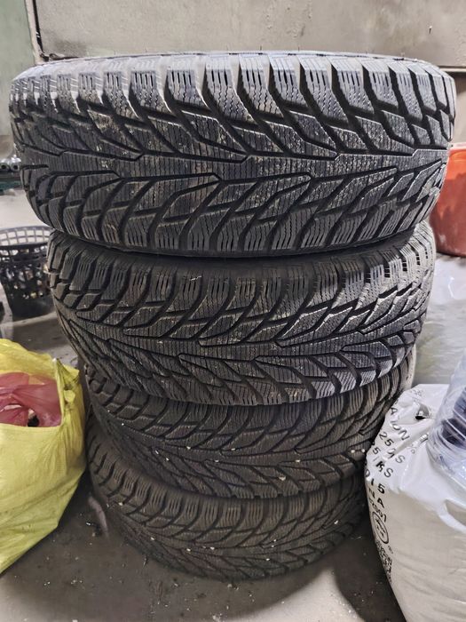 Зимние шины с маленьким пробегом.