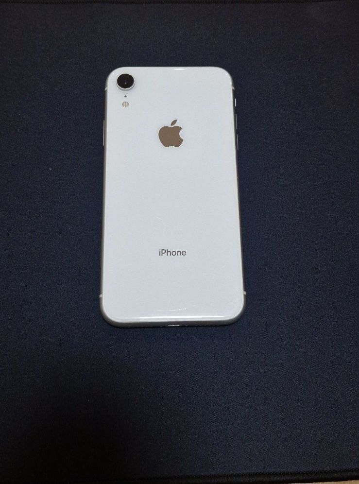 iPhone XR 128гб с кутия, калъфи и зарядно