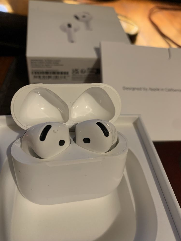 Apple AirPods 4 ANC