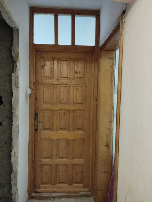 Vind 4 uși din brad, model cu tăblii si luminator, stare foarte bună