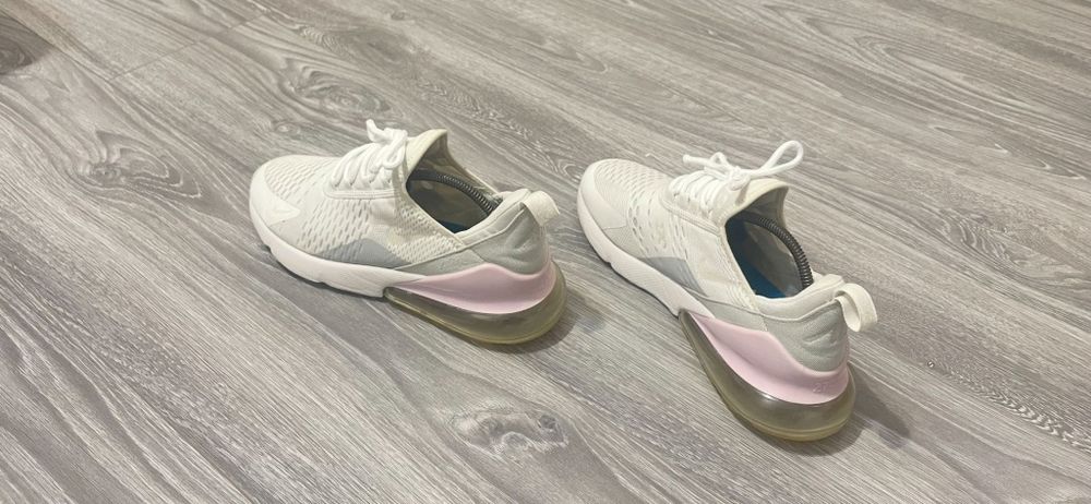 Vând adidași Nike model 270