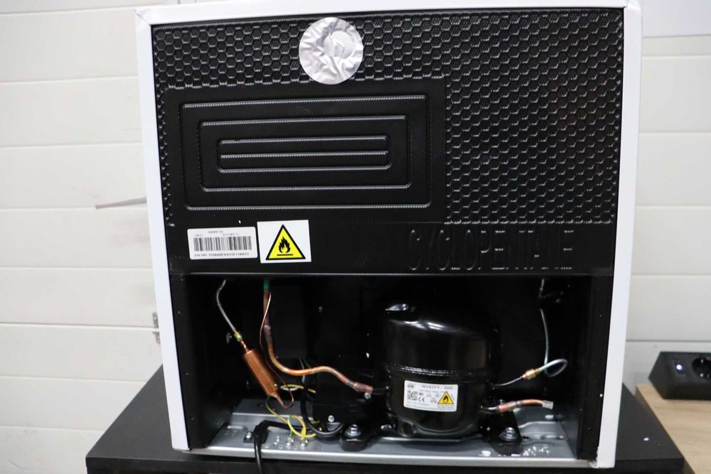 Comfee Свободностоящ, RCU40WH2 Мини Фризер, 31л, лек козметичен дефект