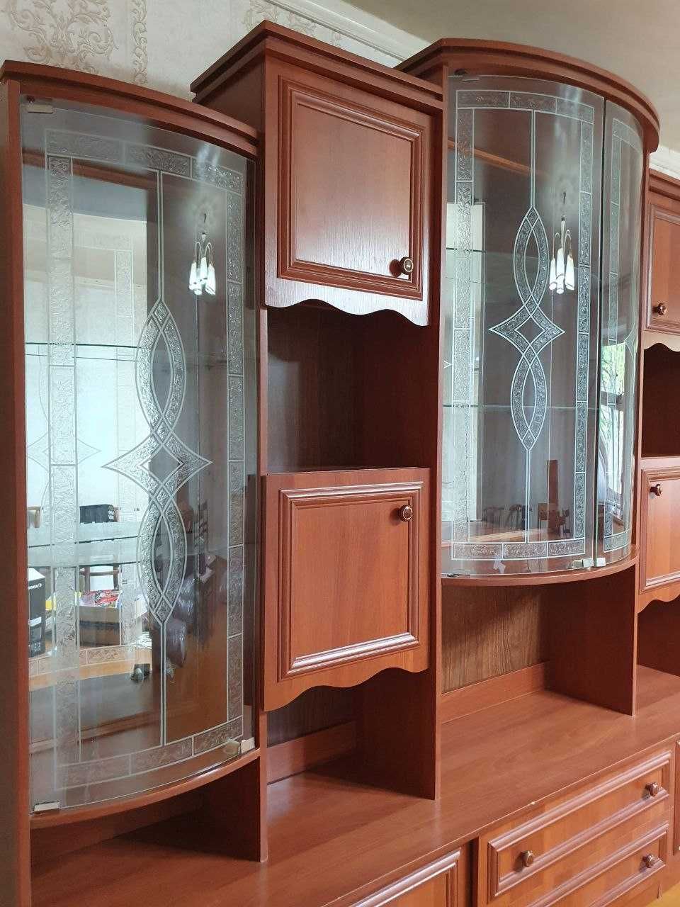 Гостиная мебель ГОРКА (Сервант) с Резными стеклами, стекла идеальные