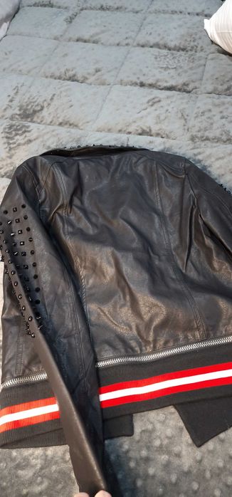 Geaca neagra cu tinte