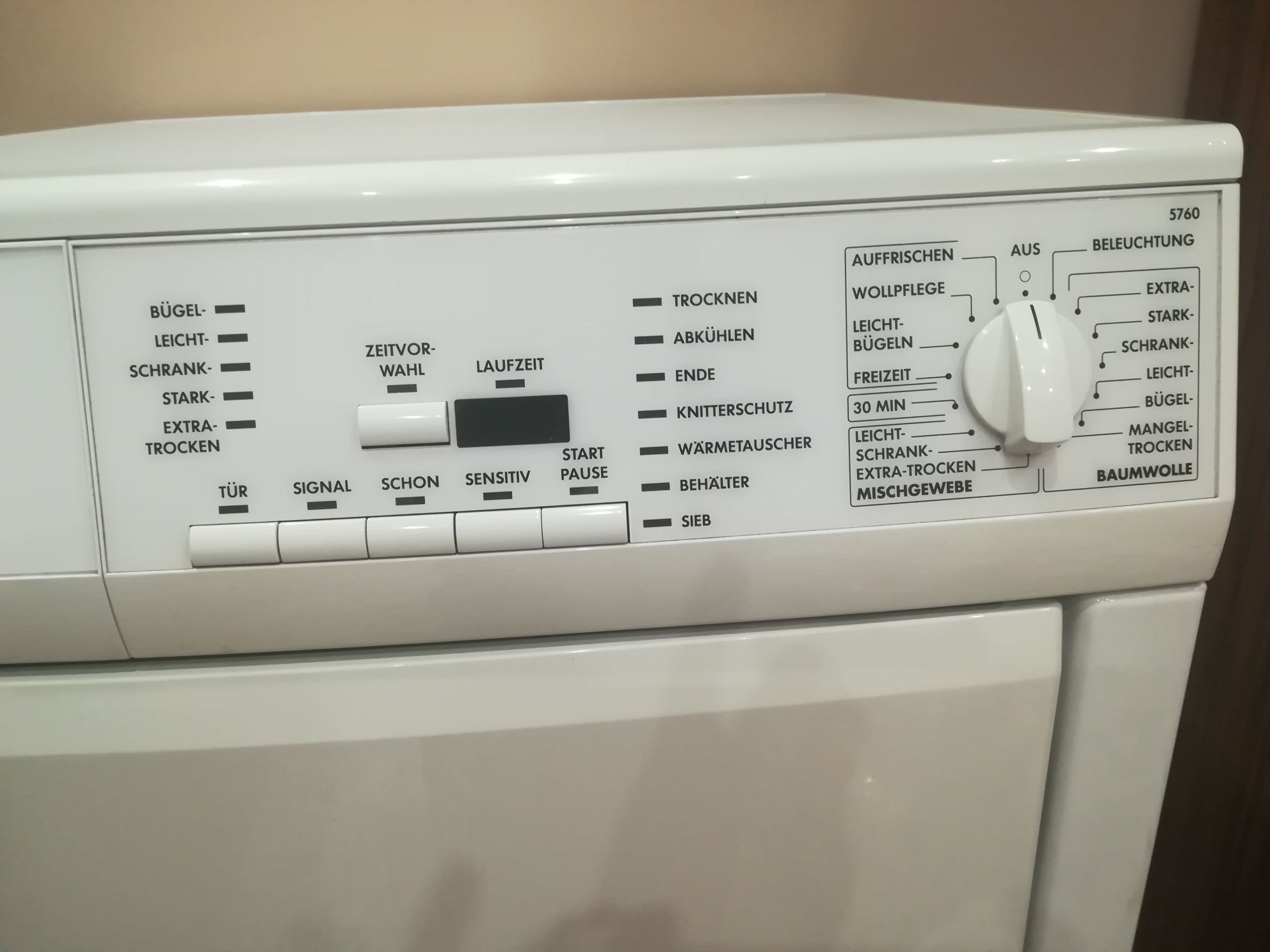 Продавам сушилня AEG