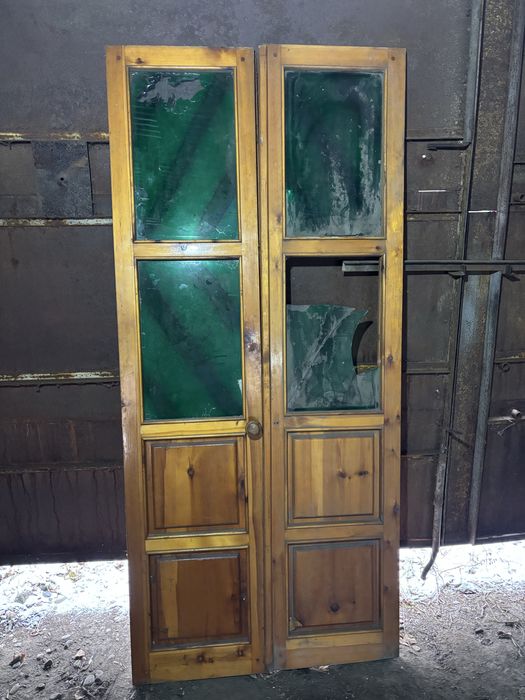 Двери распашные деревянные