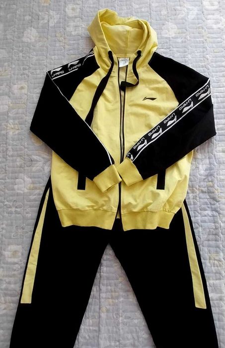 Женские спортивные костюмы