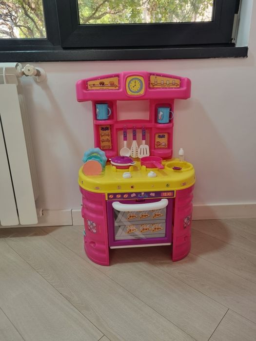 Vând birou copii 3-6 ani, fetite + bucatarie