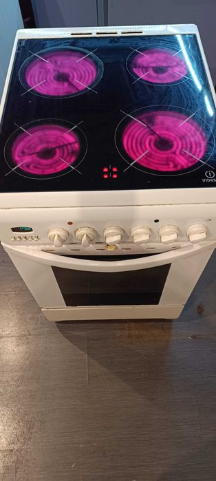 Печка Indesit с керамични котлони - напълно работеща