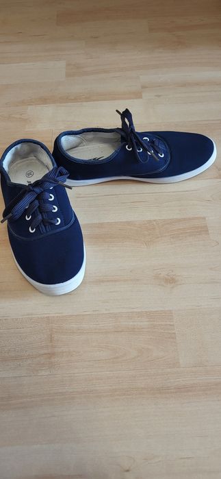 Vand tenisi in stare buna