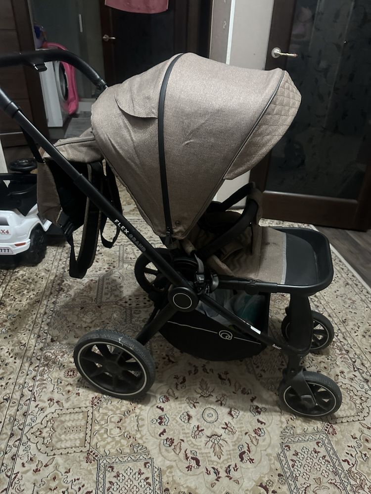 Продам коляску 2 в 1 имеется еще люлька для младенцев фирма Rent