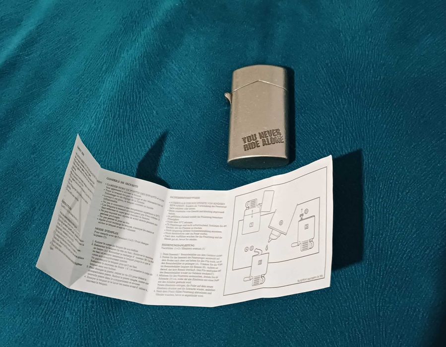 Bricheta metaliza Marlboro Zippo pe benzină  - nefolosită