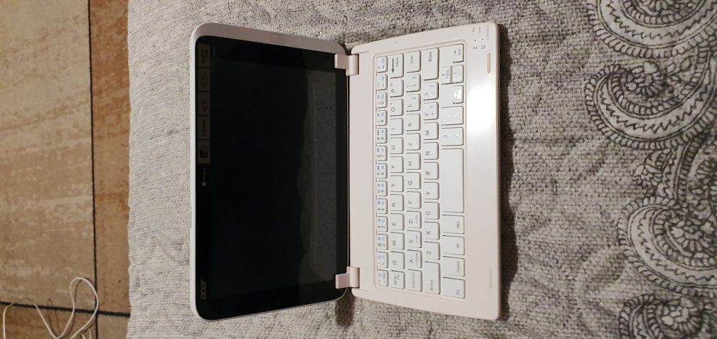 Продавам таблет ACER W3