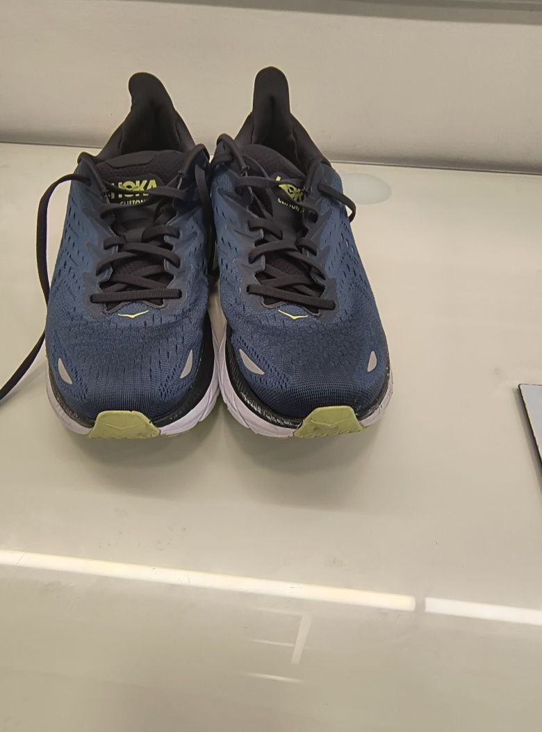 Vând Hoka Clifton 8