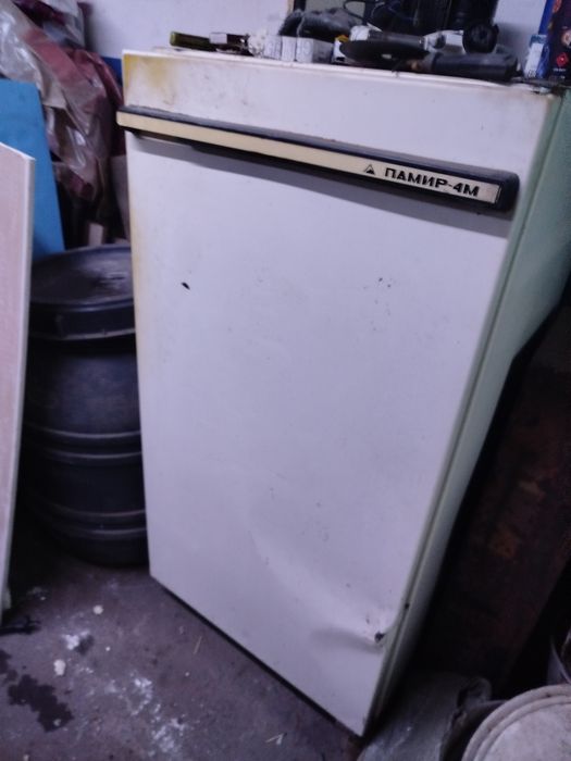 Старенький холодильник