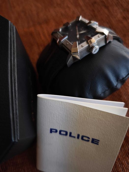 Часовник Police нов