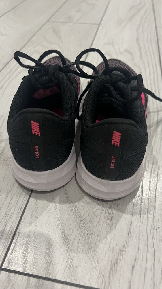 Дамски маратонки Nike