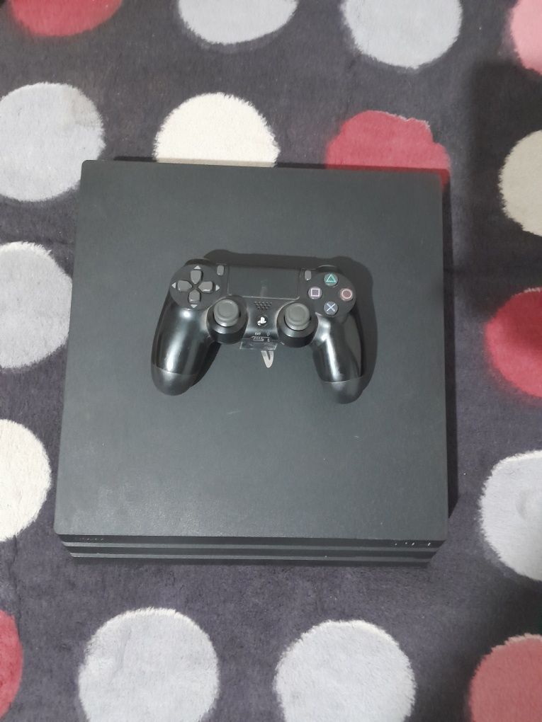 Vând PlayStation 4 pro 1tb