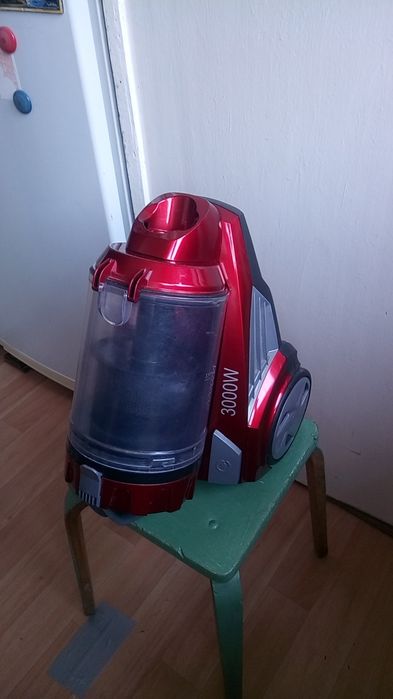 Пылисос красного цвета.