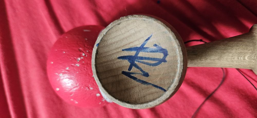Kendama krom pop rosie semnata de xremus si de dani